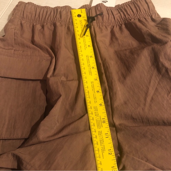 Nike Womens Size XS Woven High Rise Cargo Shorts Platinum Loose Fit Smokey Mauve - Picture 7 of 12
